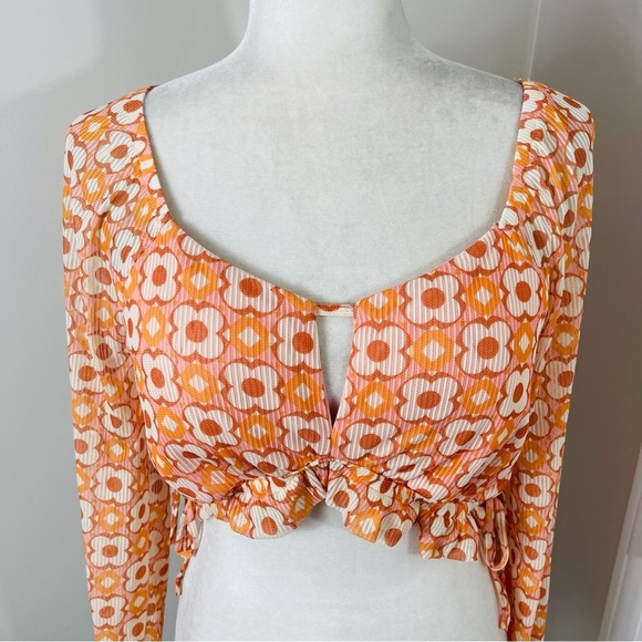 Madden NYC 70s Orange Floral Cropped Keyhole Top with Long Sleeves - LARGE - Picture 3 of 13